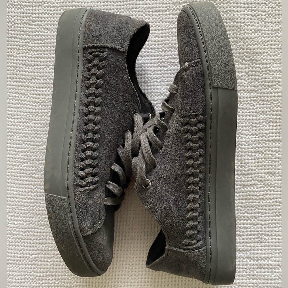 Tom’s woman’s sneakers dark grey